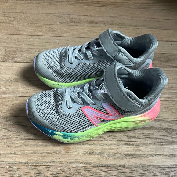 New Balance girls running shoes 11 - Picture 1 of 4